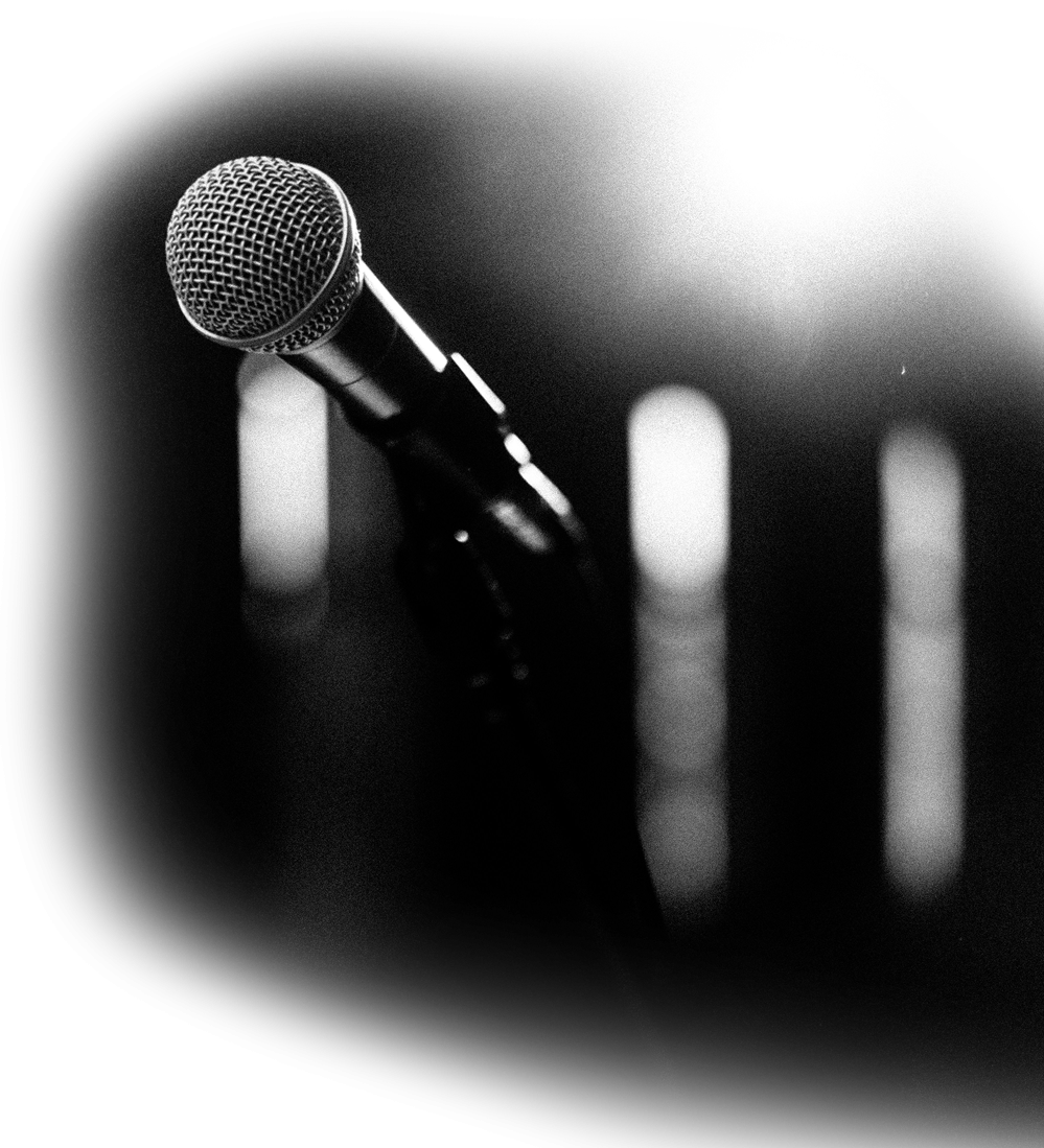 Micrófono en primer plano con fondo desenfocado y luz suave.